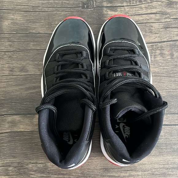 Lightly used Jordan 11 Retro “Bred” - Picture 5 of 9